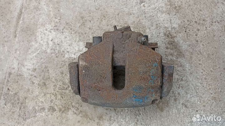 Skoda Superb передний левый суппорт