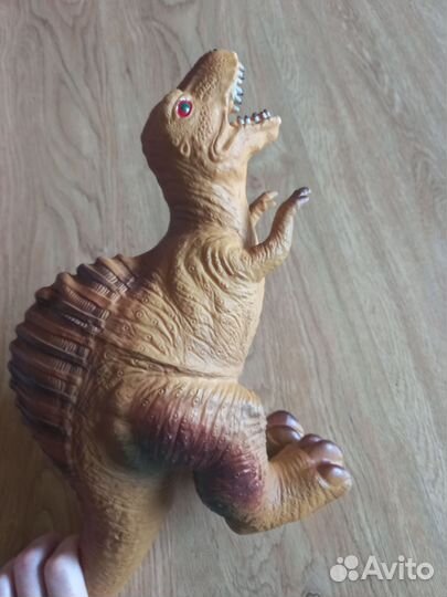 Большой динозавр