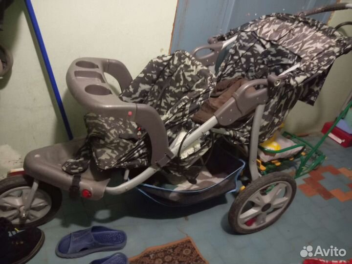 Двухместная коляска