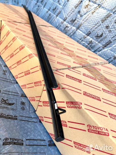 Молдинг двери передний левый Toyota Rav4 XA50