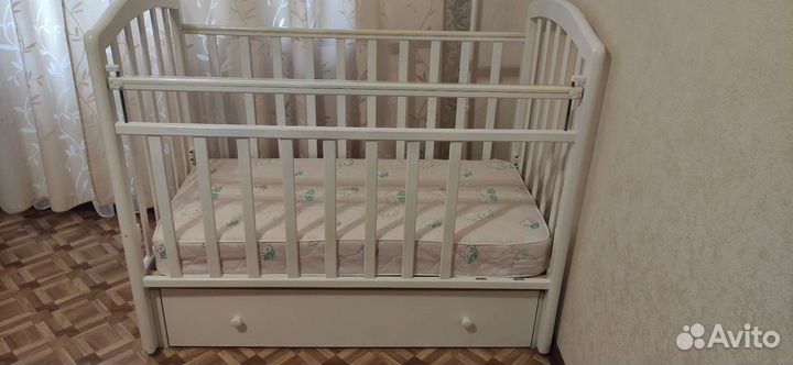 Детская кроватка с маятником