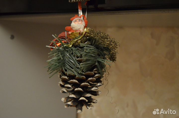 Новогодний диско-шар и шишка с дедом морозом