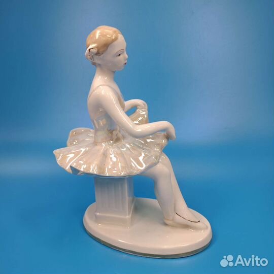 Фарфоровая статуэтка 