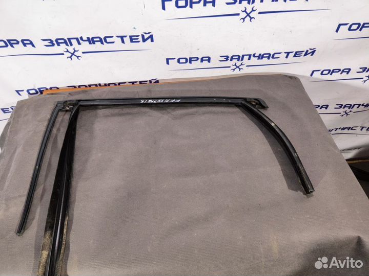 Уплотнитель стекла задний правый Ford Focus 3