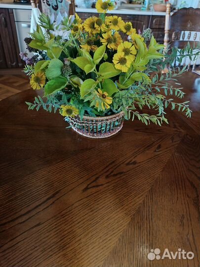 Корзина с разными цветами