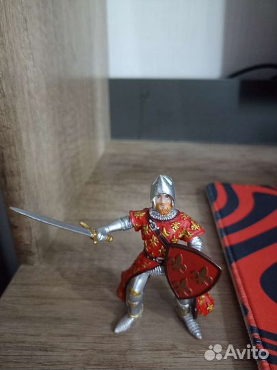 Коллекционная фигурка
