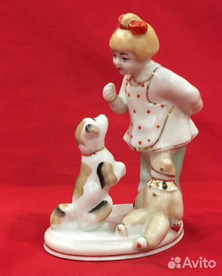 Статуэтка фарфоровая. Девочка с собачкой. СССР