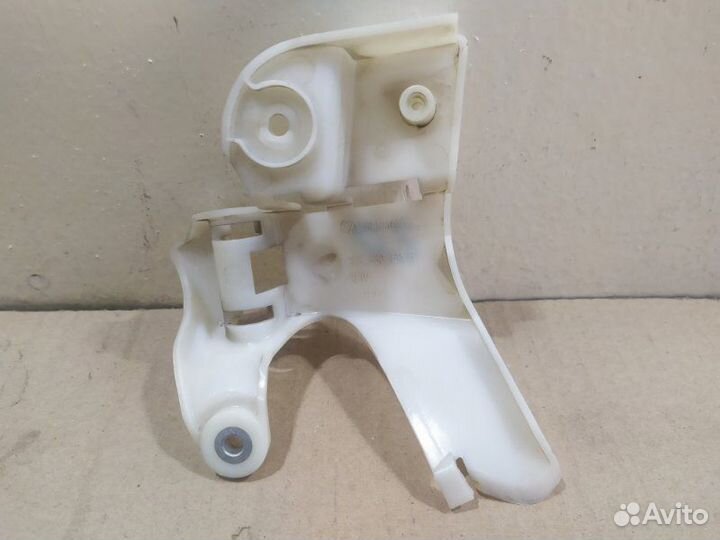 Кронштейн задний левый Volkswagen Passat B7 B7