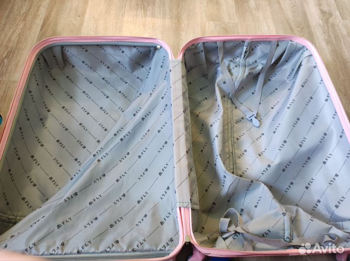 Чемодан на колесах пластиковый бу