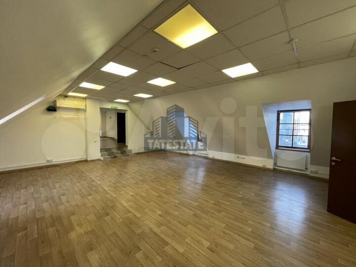 Офисное здание с парковкой, 683 м²