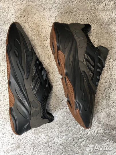 Кроссовки adidas yeezy boost 700 весна