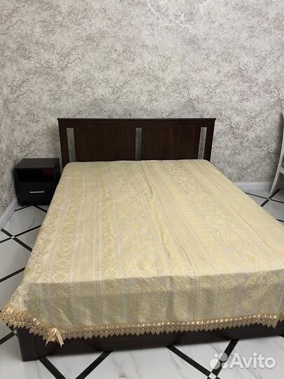 Кровать двухспальная и две тумбочки