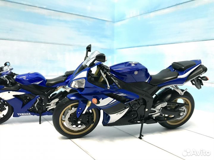 Модель мотоцикла Yamaha YZF R1 1:10