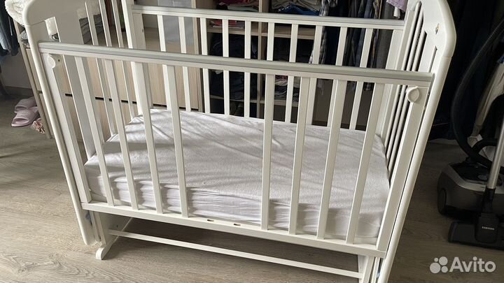 Детская кроватка с маятником