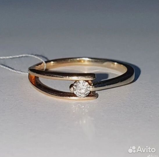 Золотое кольцо с бриллиантом (585)