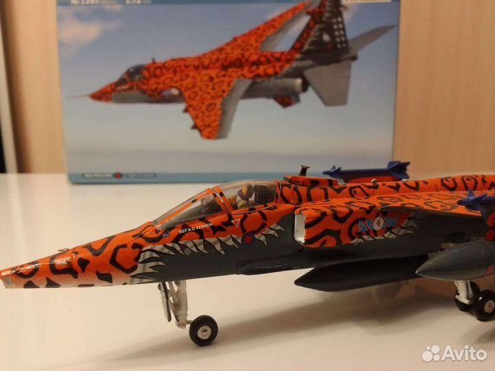 Модель самолета пластик 1/72