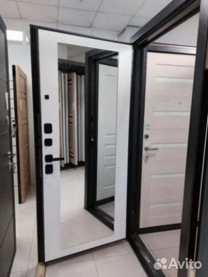 Входная уличная дверь