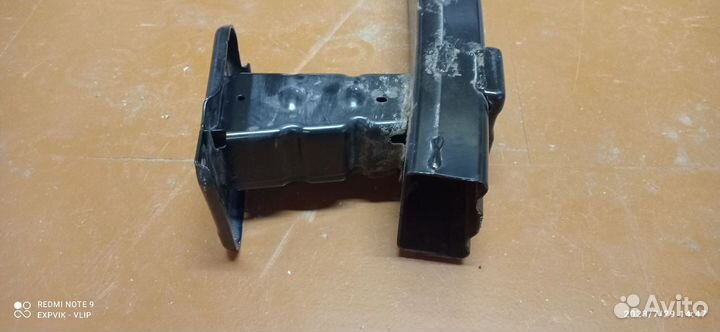 Задний усилитель бампера Ford Kugo-2