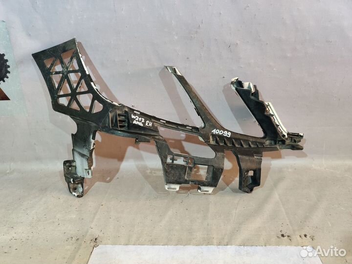 Мерседес W212 AMG 2009- Крепление бампера правое