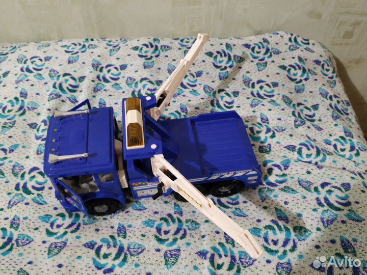 Эвакуатор с двумя стрелами и детский синтезатор
