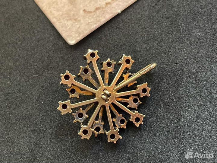 Антикварная подвеска с гранатами