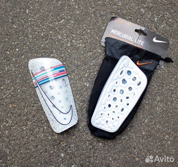 Футбольные щитки