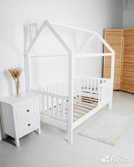 Детская кровать Домик из массива