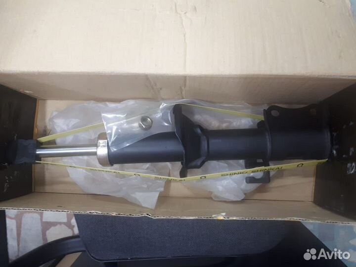 Амортизатор перед правый mazda demio 98