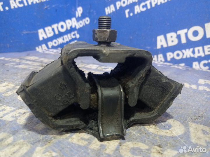 Подушка кпп Mercedes-Benz W124 седан M102E20 1993