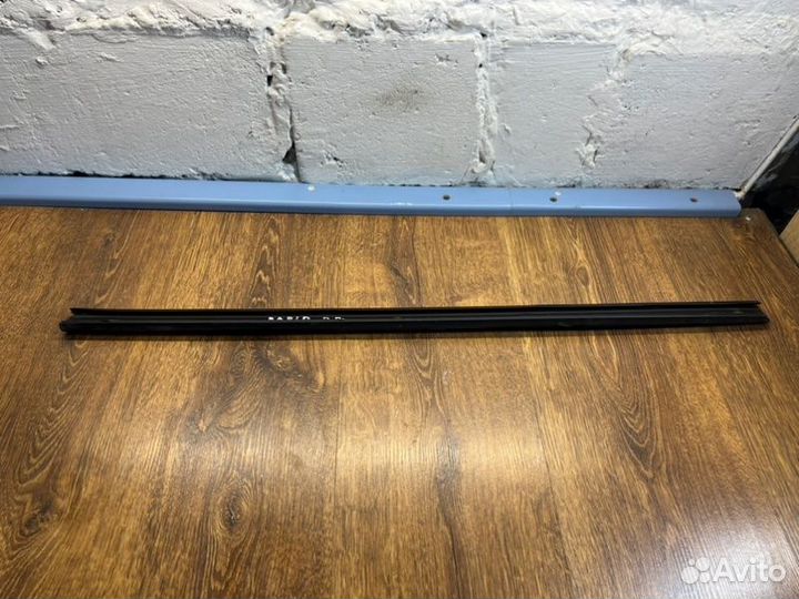 Уплотнитель стекла двери передний правый Skoda