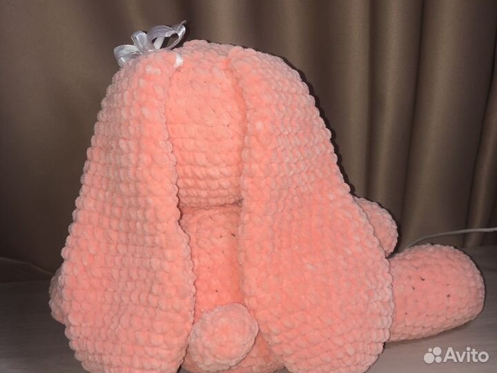 Большой плюшевый заяц