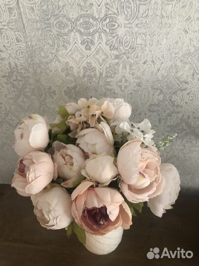 Ваза с искусственными цветами