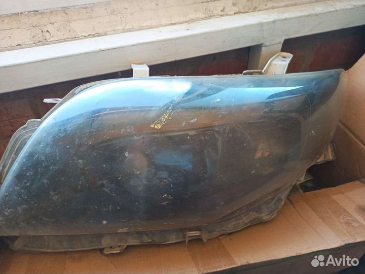 Продам передние фары Toyota Corolla nze144