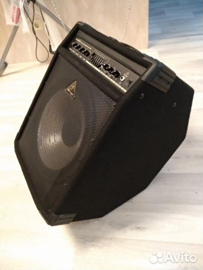 Басовый комбоусилитель