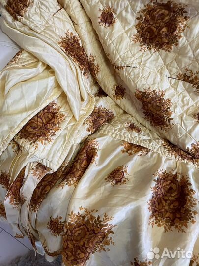 Покрывало стеганое атласное с юбкой