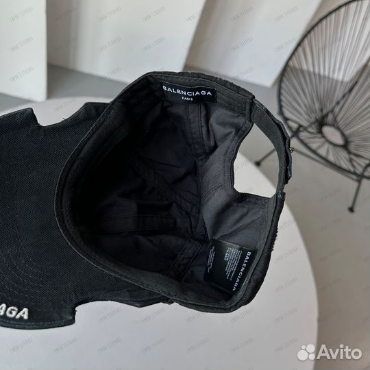 Кепка Balenciaga с пирсингом