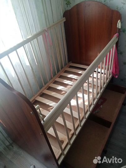 Детская кроватка с продольным маятником