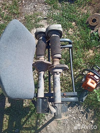 Задние амортизаторы с опорами Subaru Forester SG5