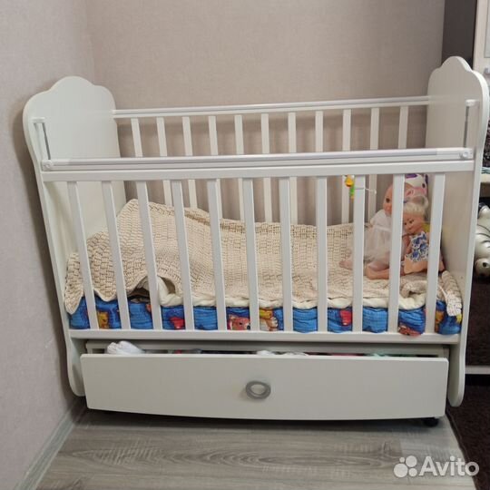 Детская кроватка с поперечным маятником