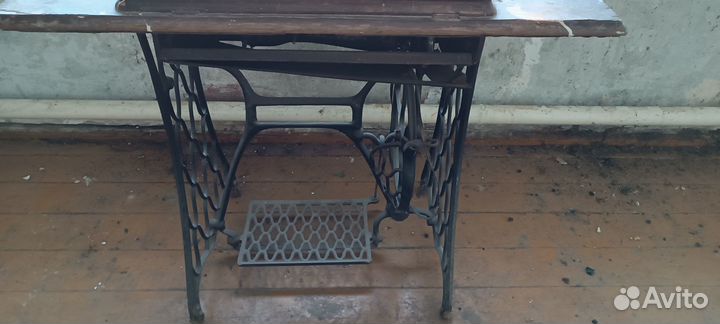 Антикварная швейная машинка