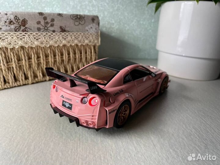 Модель автомобиля Nissan GT-R R-35 металл 1:24