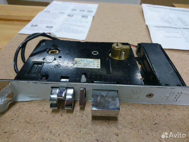 Электромагнитный замок на дверь