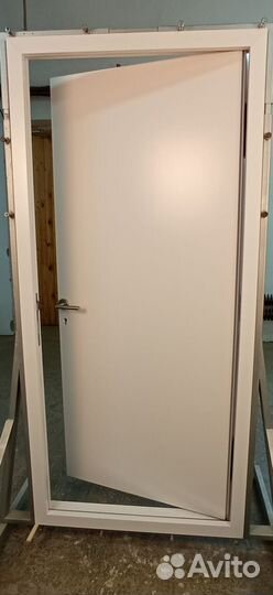 Входная дверь из массива дерева с коробом. С-М1