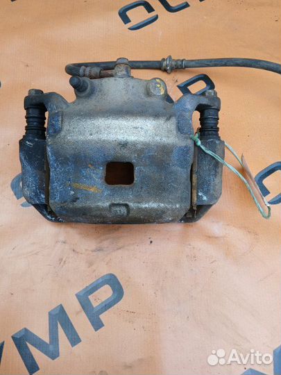 Суппорт передний правый Nissan Nv200 VM20 HR16