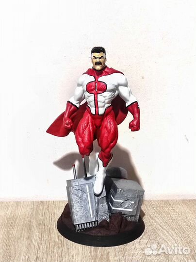 Статуя Invincible Omniman