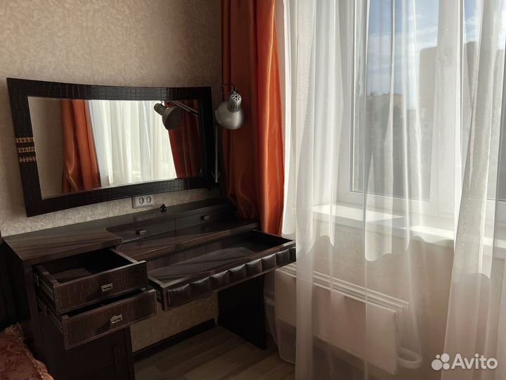 Туалетный столик с зеркалом