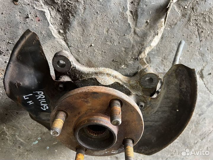Поворотный кулак левый Toyota Prius