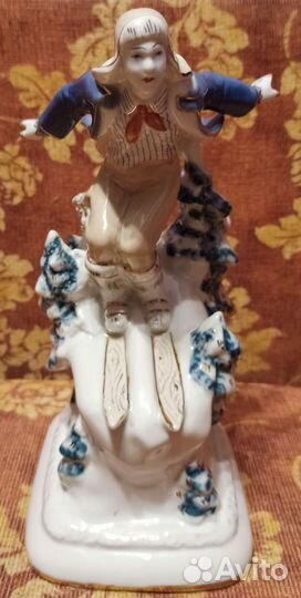 Фарфоровая статуэтка Пионер на лыжах дфз вербилки