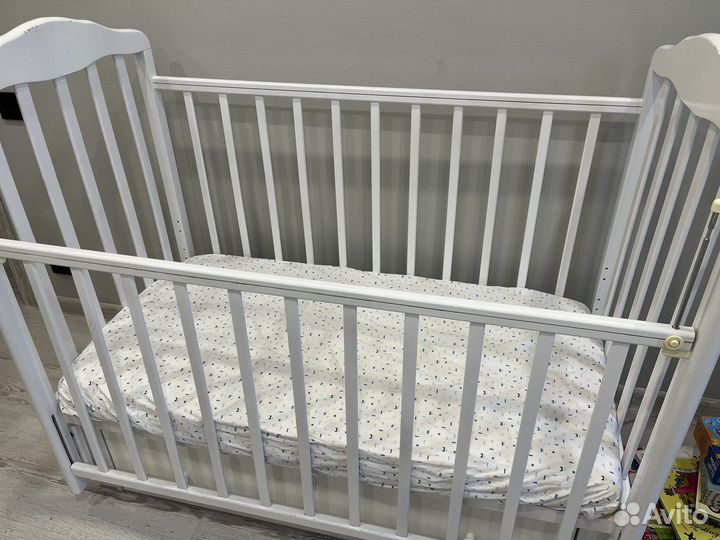 Детская кроватка с маятником и ящиком + матрас