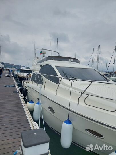 Яхта с флайбриджем